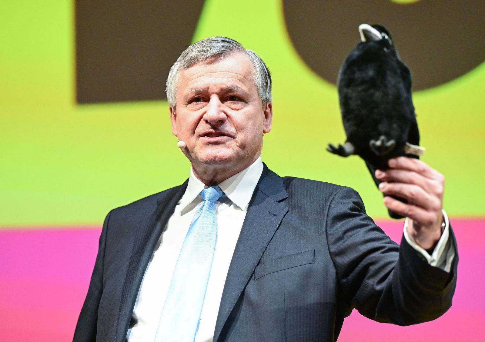 Mit einem Plüschvogel machte sich Rülke lustig über Cem Özdemir.