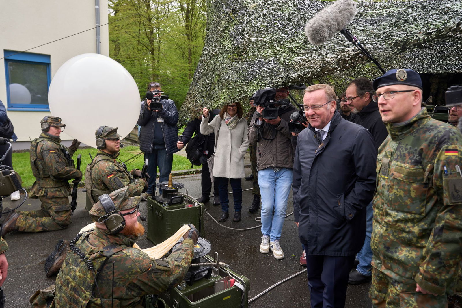 Die Bundeswehr übt das Abwerfen von Flugblättern in Ostsachsen. (Archivbild)