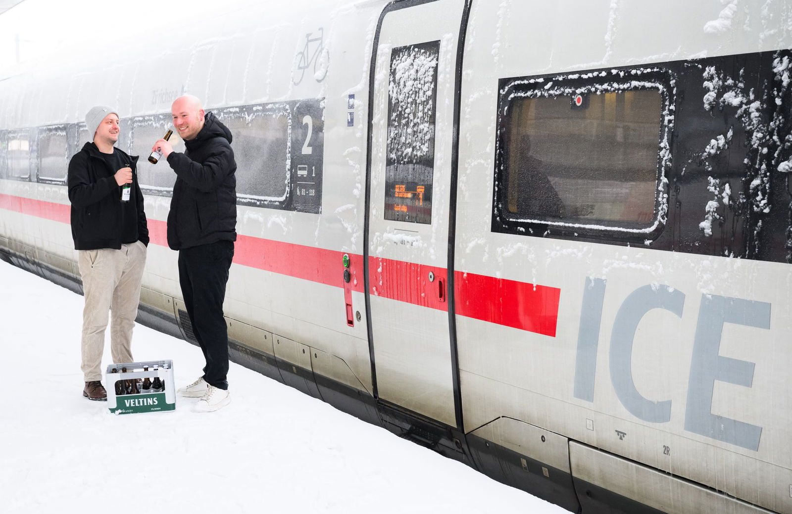 Das Sturmtief «Elli» kann ihnen nichts anhaben: Zwei gut gelaunte HSV-Fans bei ihrem ungeplanten Stopp in Hannover auf dem Weg zum Bundesliga-Spiel in Freiburg. 