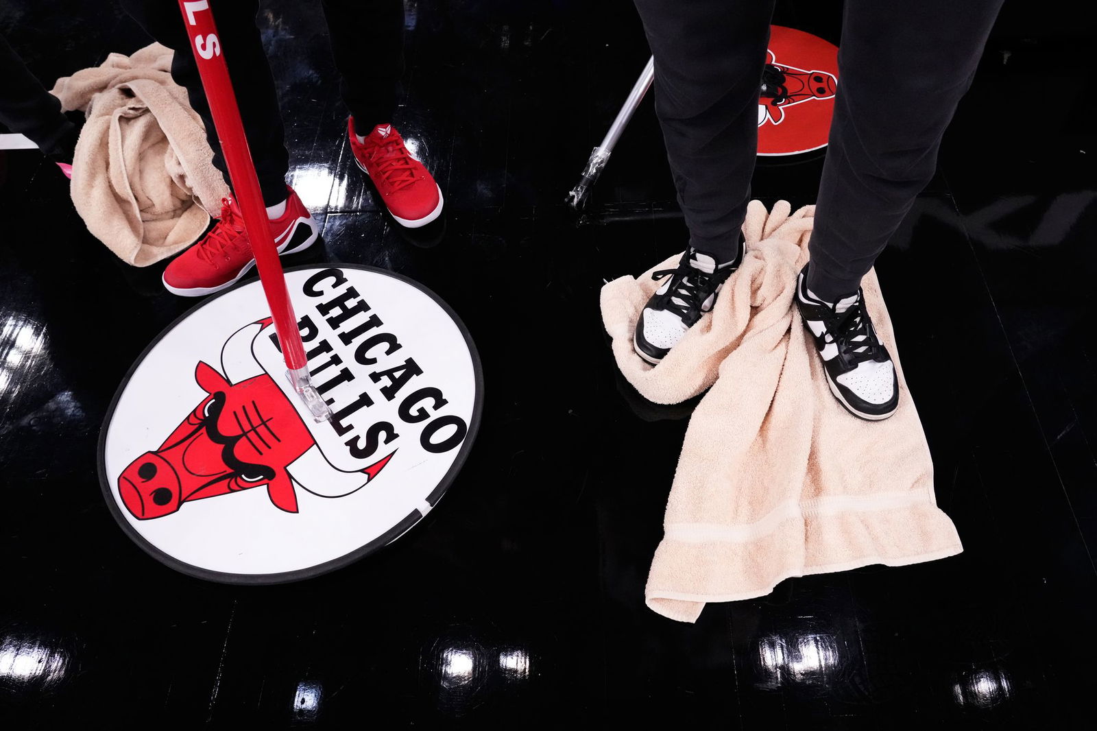 Wegen eines Eishockeyspiels soll das Parkett zu feucht gewesen sein.