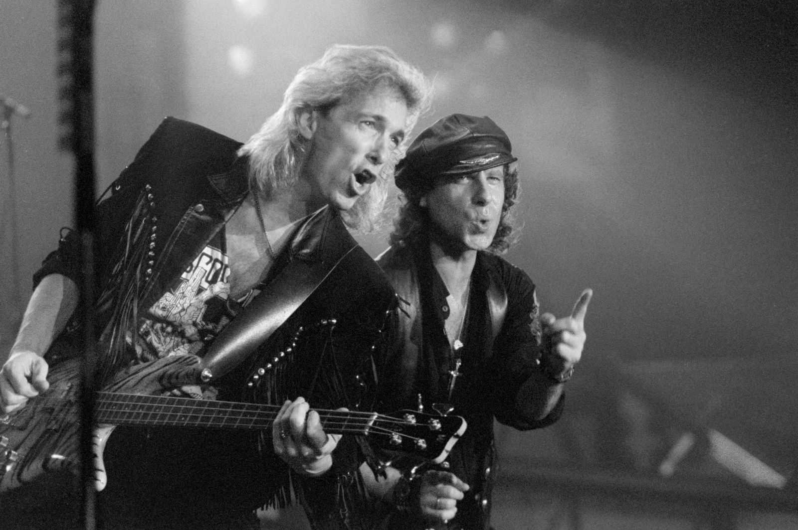 Der damalige Bassist Francis Buchholz (l.) mit Scorpions-Frontmann Klaus Meine 1991 in Frankfurt am Main. (Archivbild)