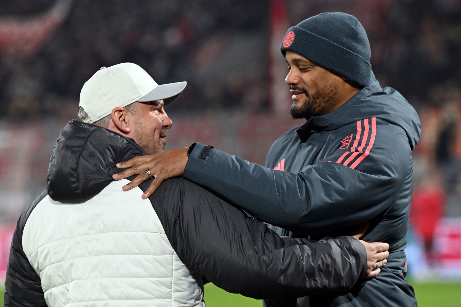 Lukas Kwasniok (l.) staunt über die Leistungsstärke von Vincent Kompanys (r.) Bayern.