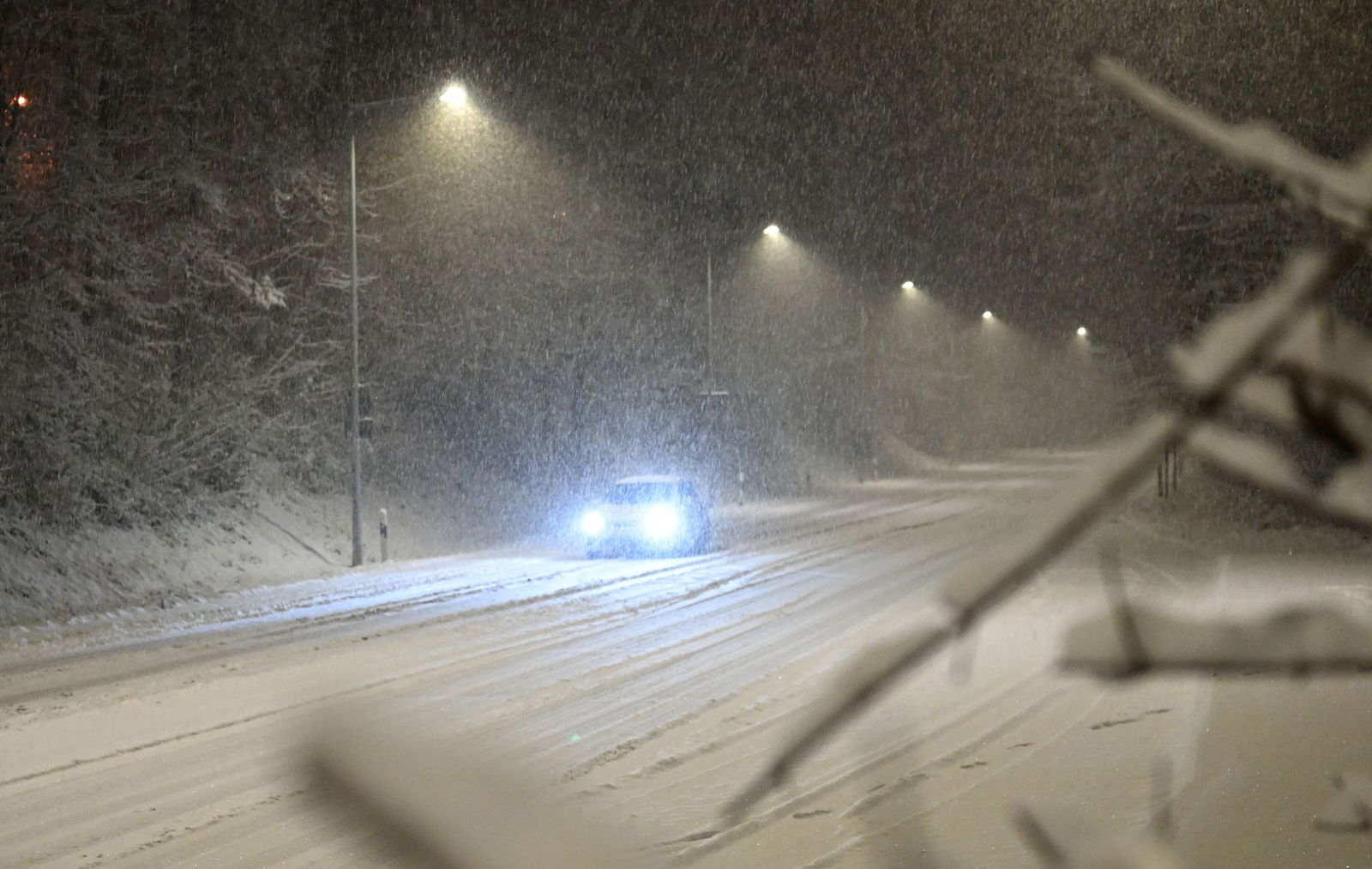 Es schneit in manchen Regionen Baden-Württembergs.