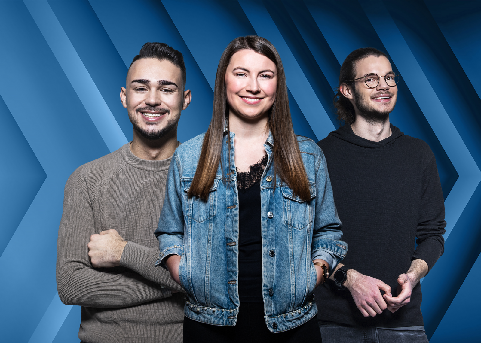 OFD_BW_Studierende vor blauem Hintergrund