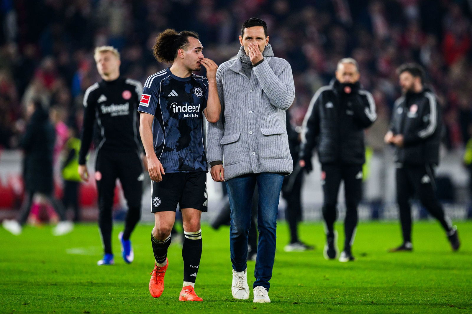 Hat defensive Sorgen: Eintracht-Trainer Dino Toppmöller (r.).