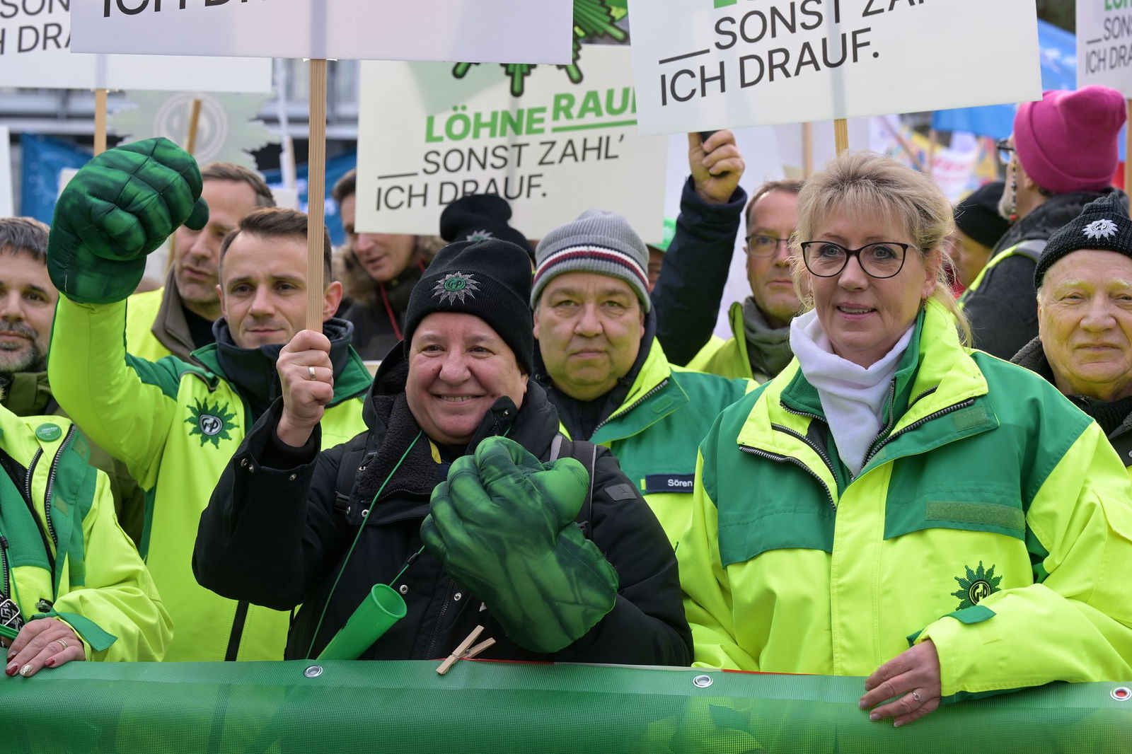 Beschäftigte verdeutlichen am Verhandlungsort ihre Forderungen.