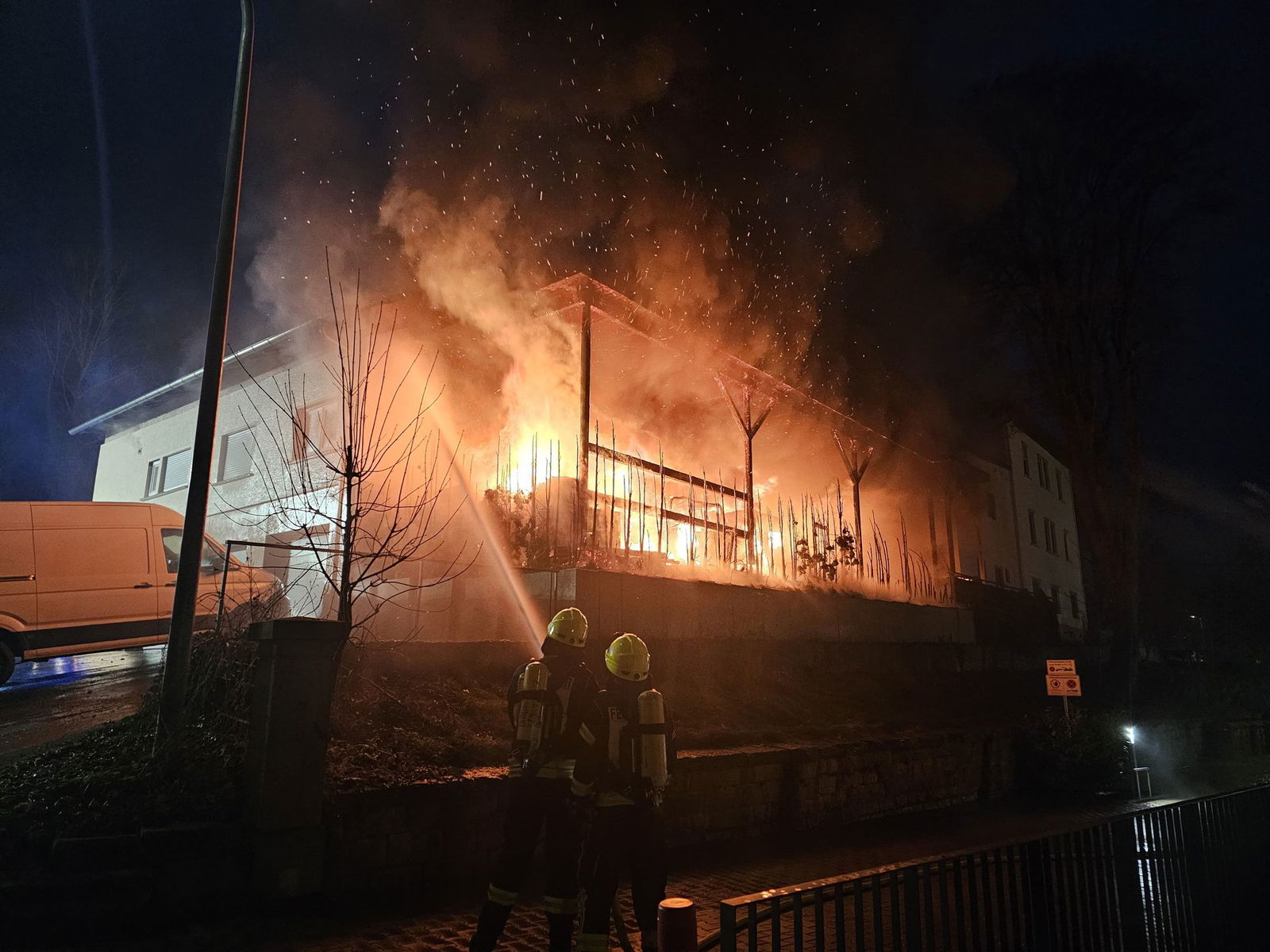 Der Brand griff von der Mülltonne im Carport schnell auf angrenzende Gebäude und Fahrzeuge über. 