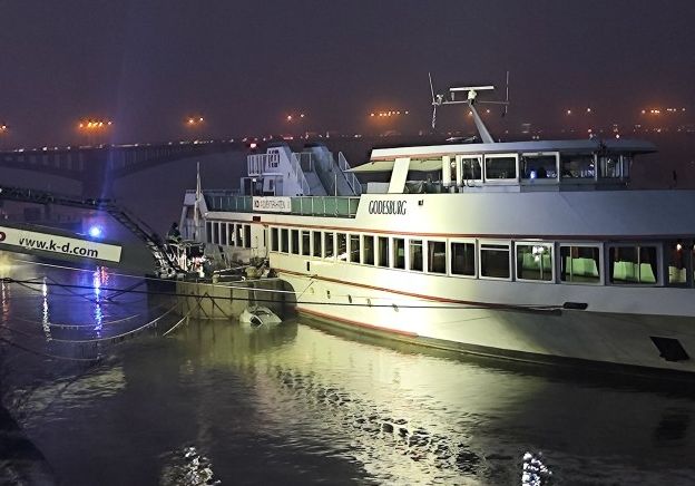 Auto wird aus Rhein bei Mainz geborgen 