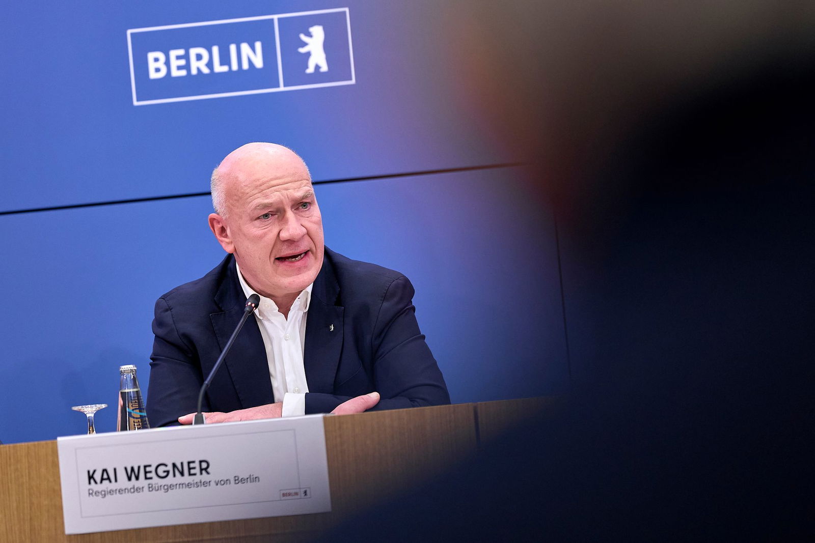 Berlins Regierender Bürgermeister Kai Wegner (CDU) war am ersten Tag des Stromausfalls nicht vor Ort im Bezirk Steglitz-Zehlendorf. (Archivbild) 