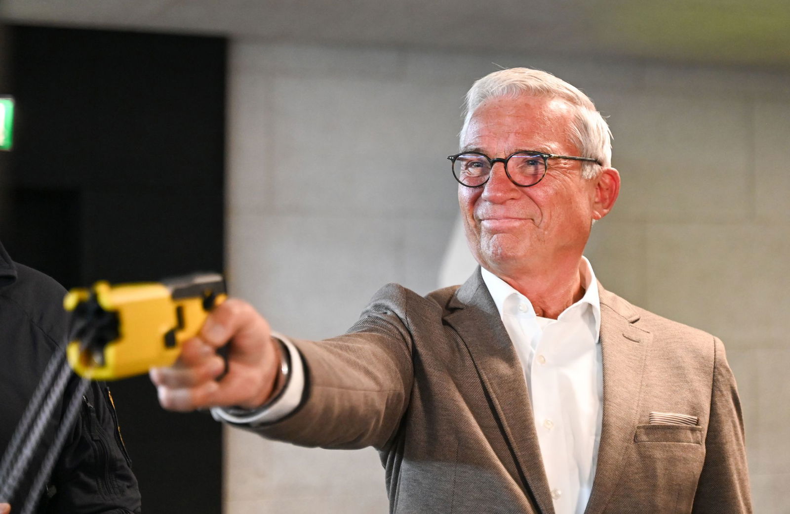 Innenminister Thomas Strobl (CDU) hebt vor allem den Schutz der Polizisten durch Taser hervor.