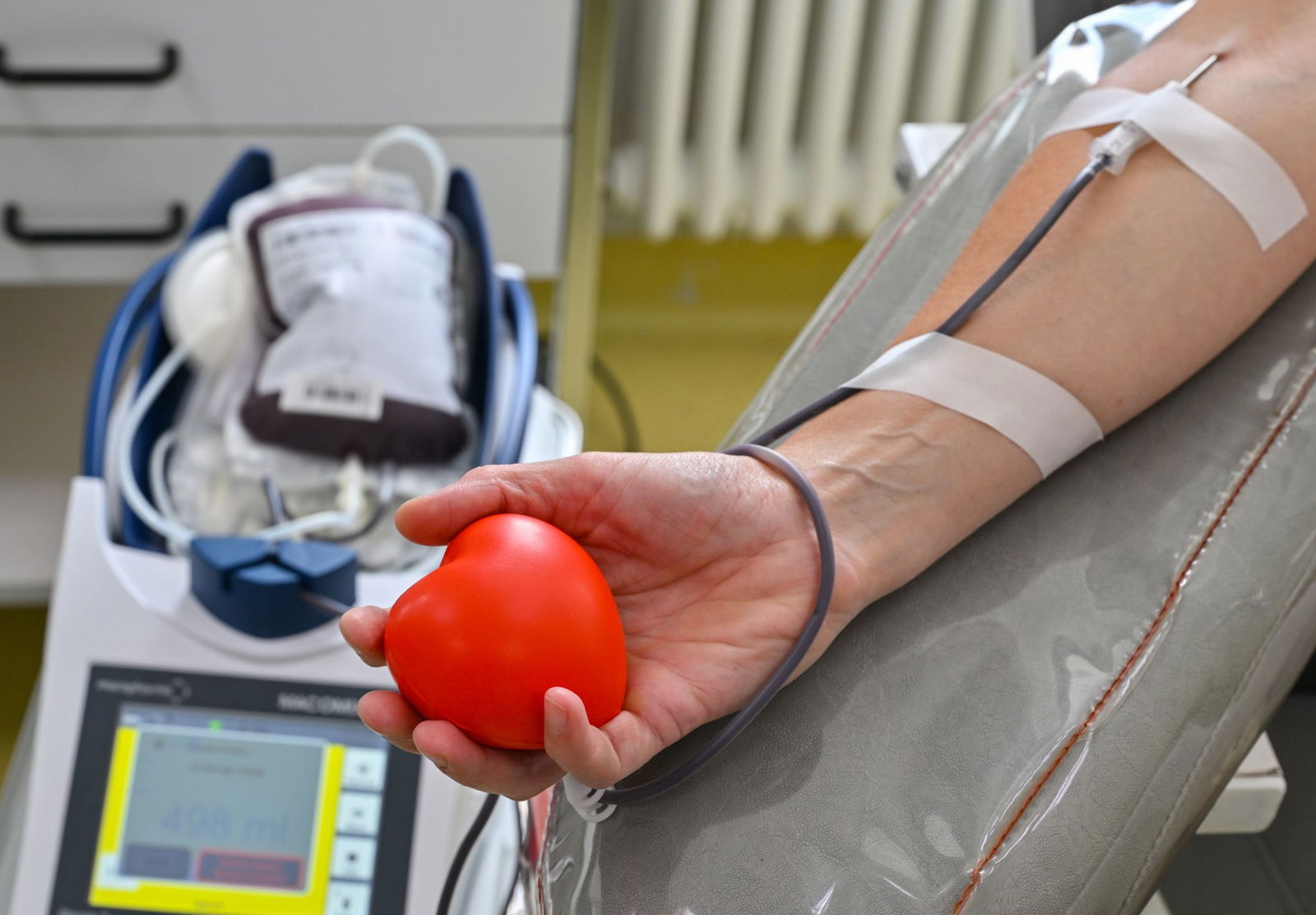 Der DRK-Blutspendedienst West ruft vor allem junge Menschen zur regelmäßigen Blutspende auf. (Symbolbild)