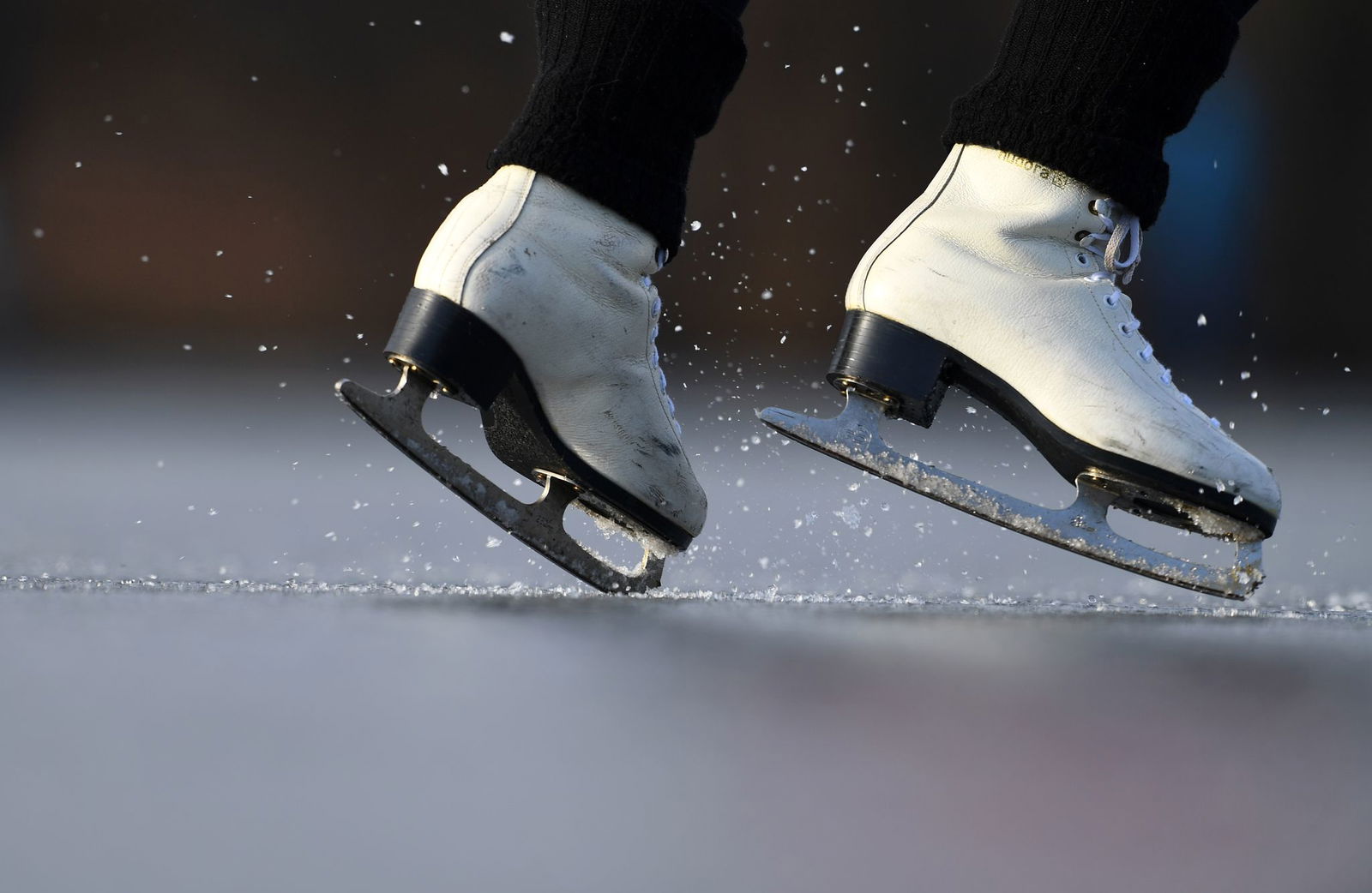 Nach dem Schlittschuhlaufen kann man auf dem Hofgut Laubenheimer Höhe noch Stockschießen oder etwas essen. (Symbolbild)