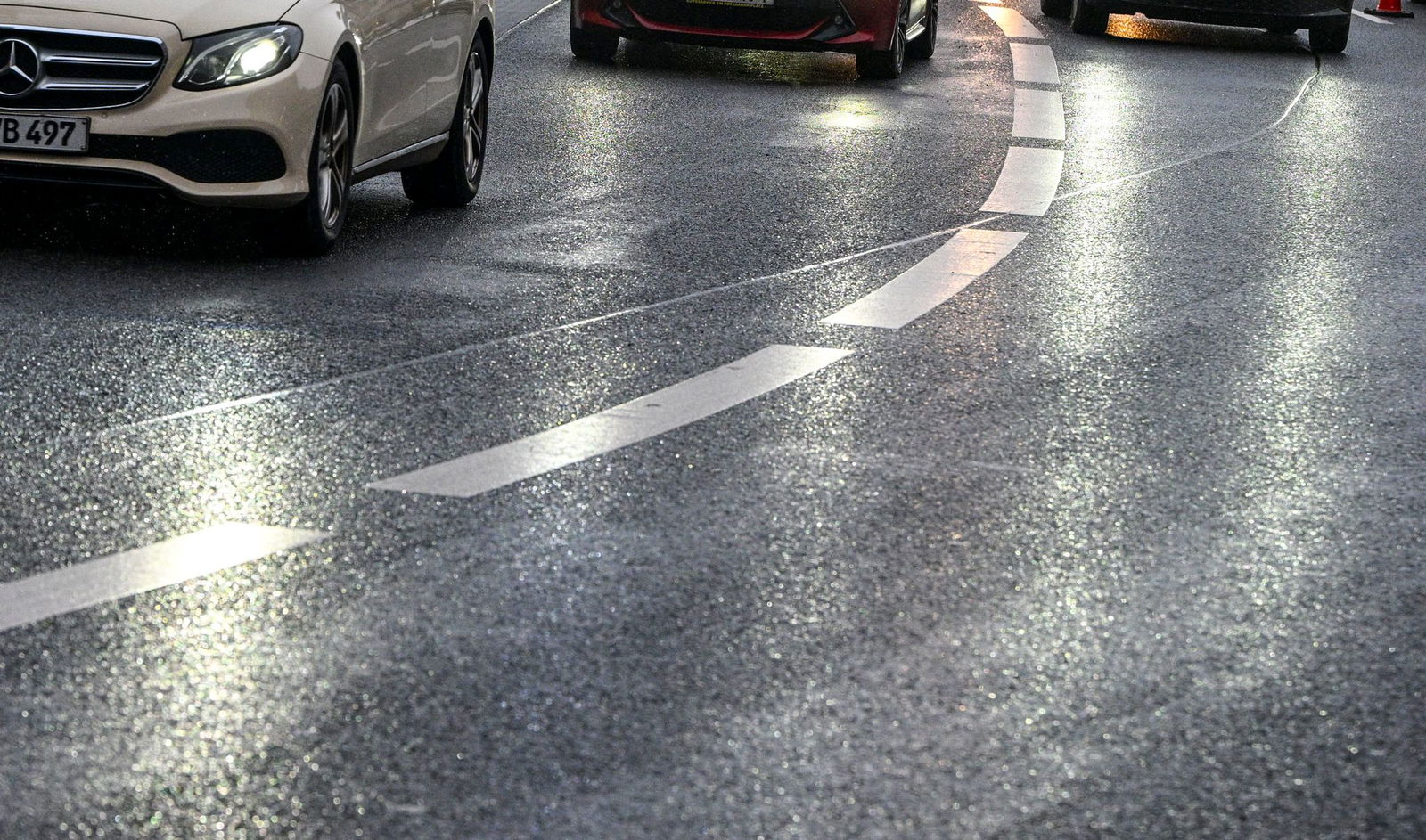 Der Wetterdienst warnt vor teils glatten Straßen (Symbolbild)