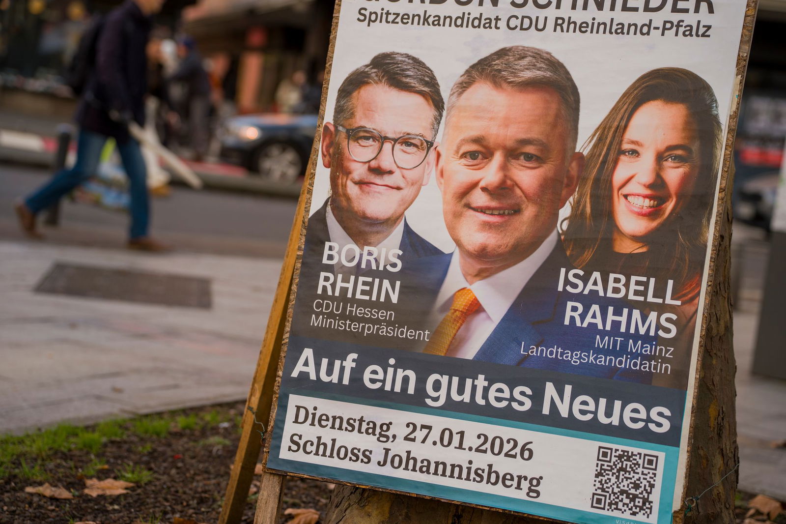 Ein Wahlplakat mit den Portraits von Boris Rhein (links), Gordon Schnieder (Mitte) und Isabell Rahms, das für die Wahlkampfveranstaltung wirbt.
