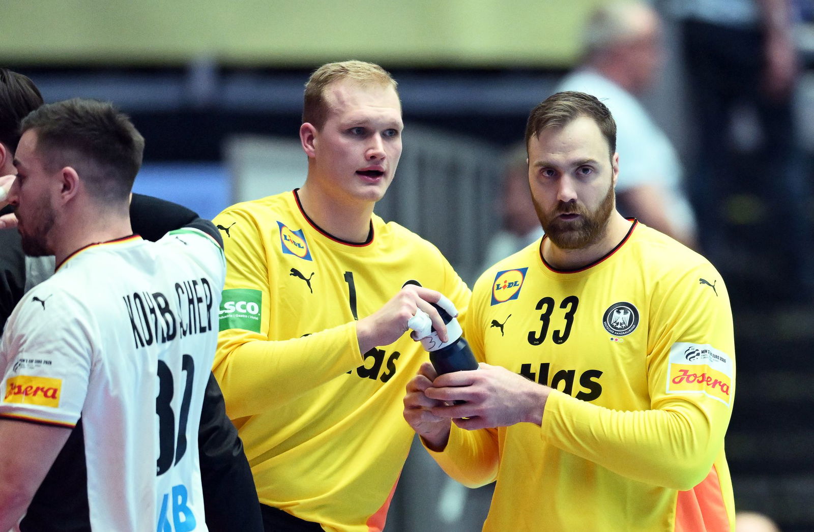 Andreas Wolff (r) hat die Torwart-Diskussion nach dem EM-Hauptrundenspiel gegen Dänemark kritisiert.