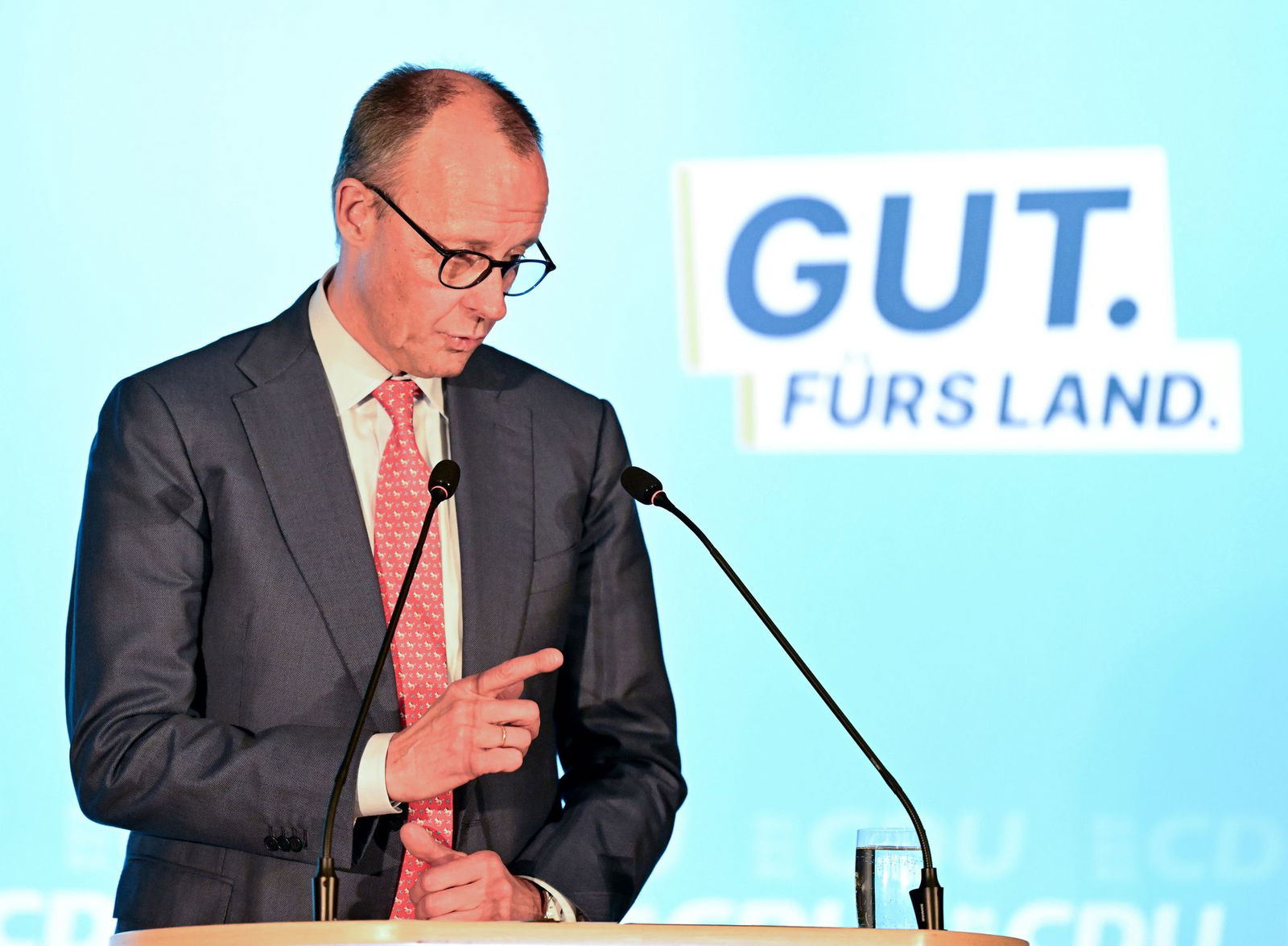 Bundeskanzler Friedrich Merz (CDU) hält den Krankenstand in Deutschland für zu hoch.