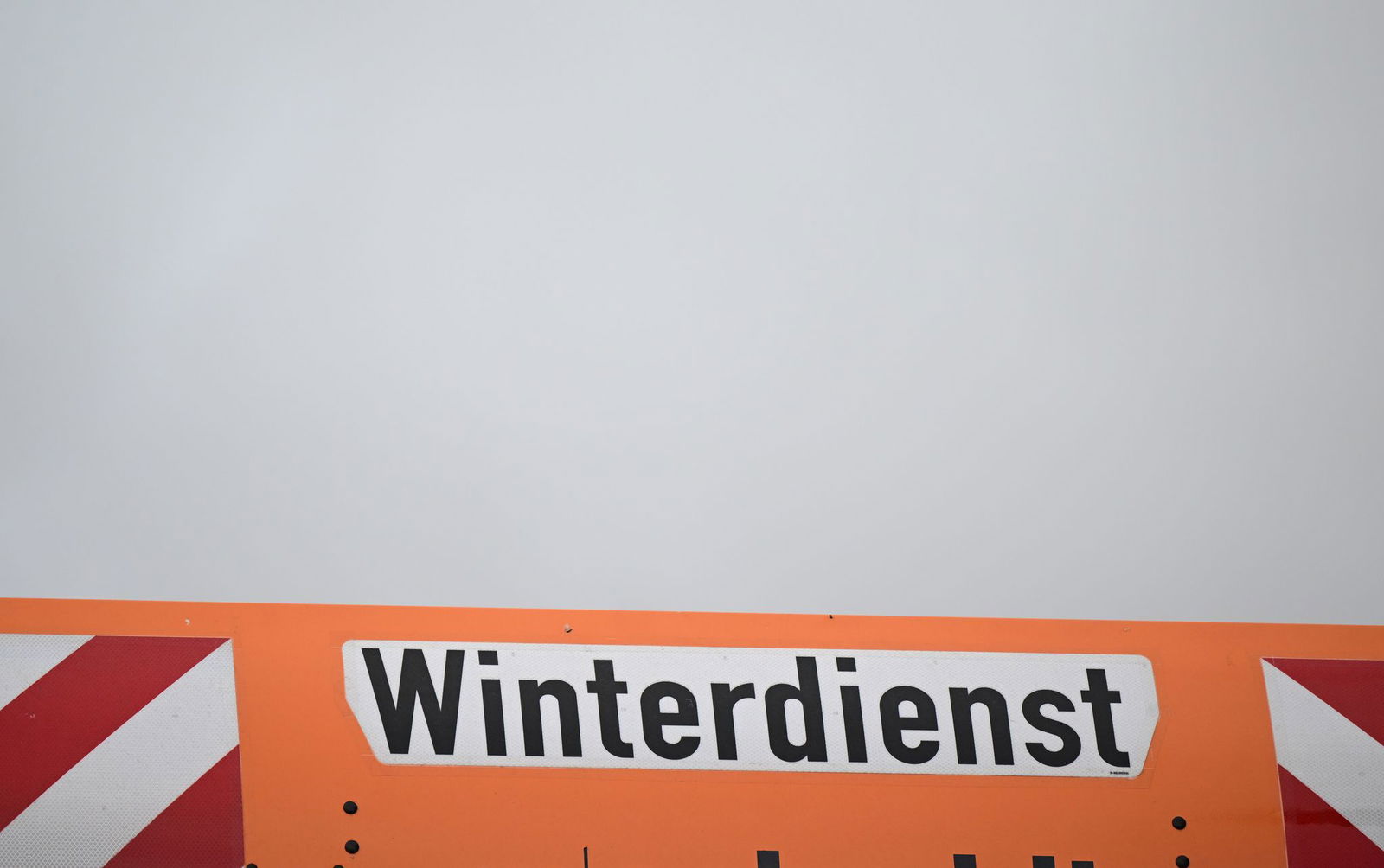 Ein Schneepflug ist im Nordschwarzwald verunglückt. (Symbolbild)