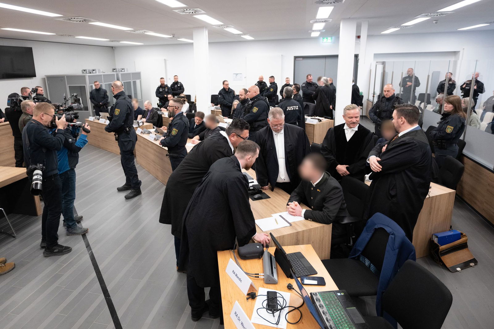 Das Oberlandesgericht Dresden hat zunächst 67 weitere Verhandlungstermine angesetzt.