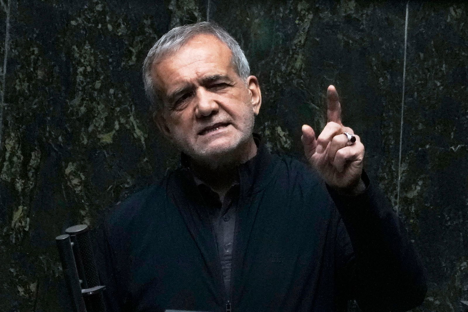 Irans Präsident Massud Peseschkian warnt die USA vor einem Angriff auf den obersten Führer, Ajatollah Ali Chamenei. (Archivbild)