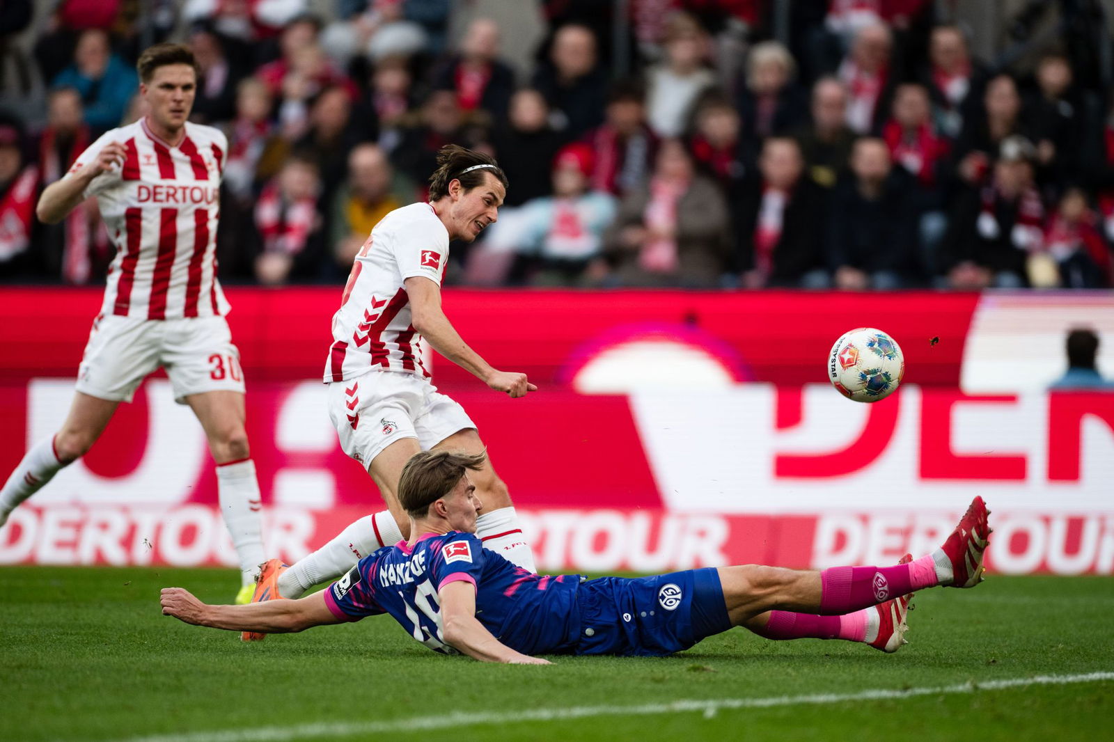  Kacper Potulski vom FSV Mainz 05 klärt einen Schuss von Kölns Jakub Kaminski. 