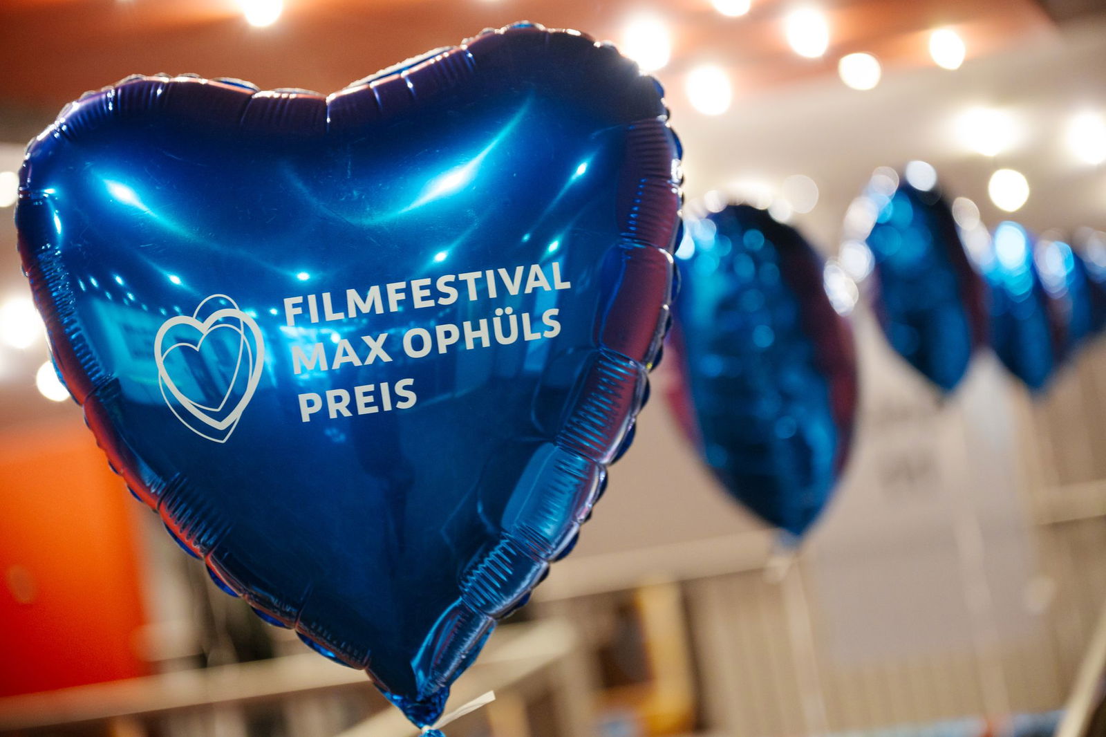 Blaue Herzen sind das Symbol für das Filmfestival Max Ophüls Preis. (Symbolbild) 