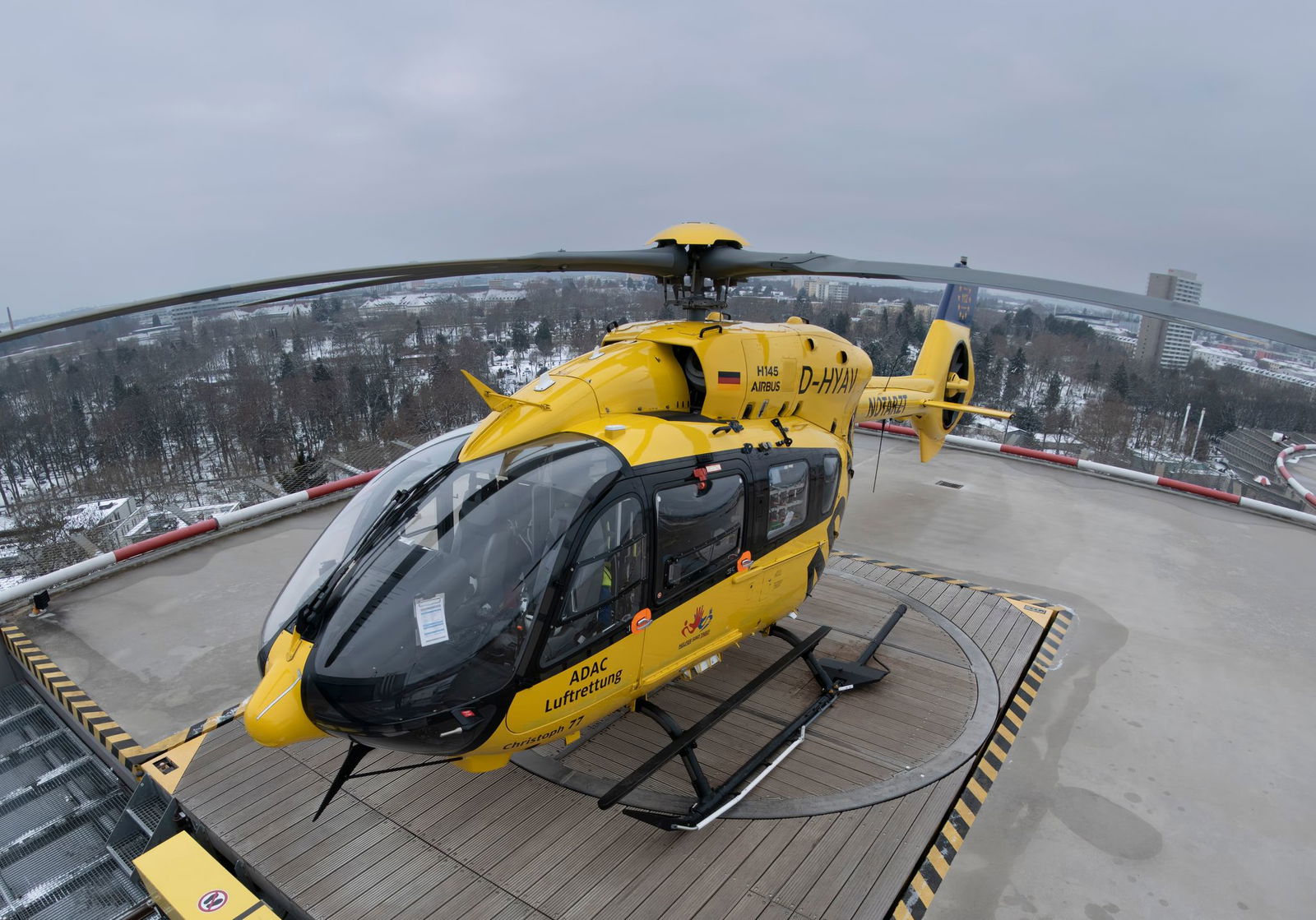 Der Rettungshubschrauber «Christoph 77» fliegt jetzt auch nachts Einsätze. 