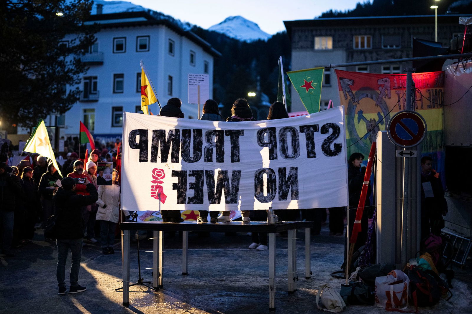 «Stop Trump, No WEF»: Bei diesen Demonstranten sind weder der US-Präsident noch das Treffen selbst beliebt.