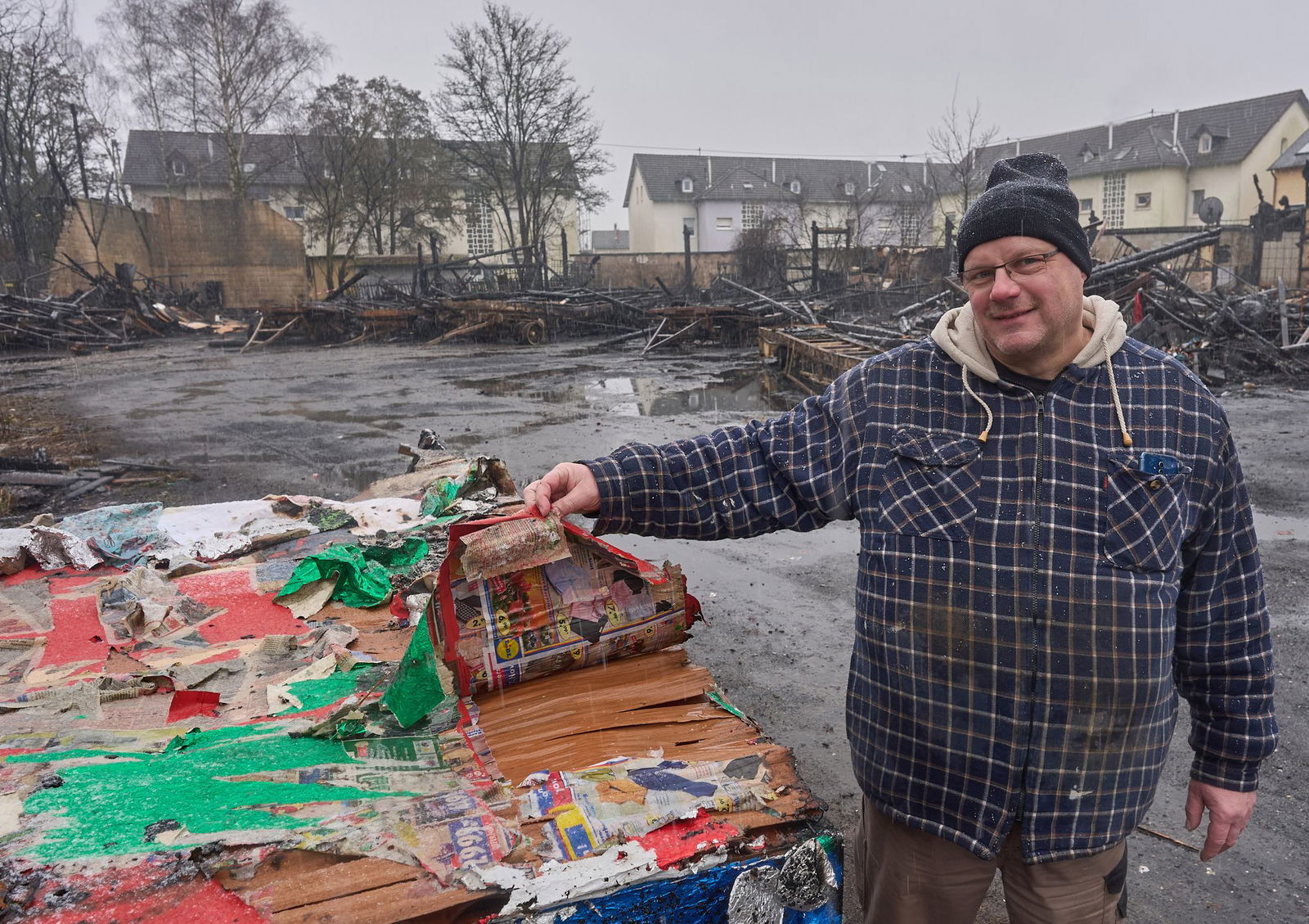 Ansgar Schunkert vor einem Jahr: Der Brand hat nicht viel übrig gelassen. (Archivbild)