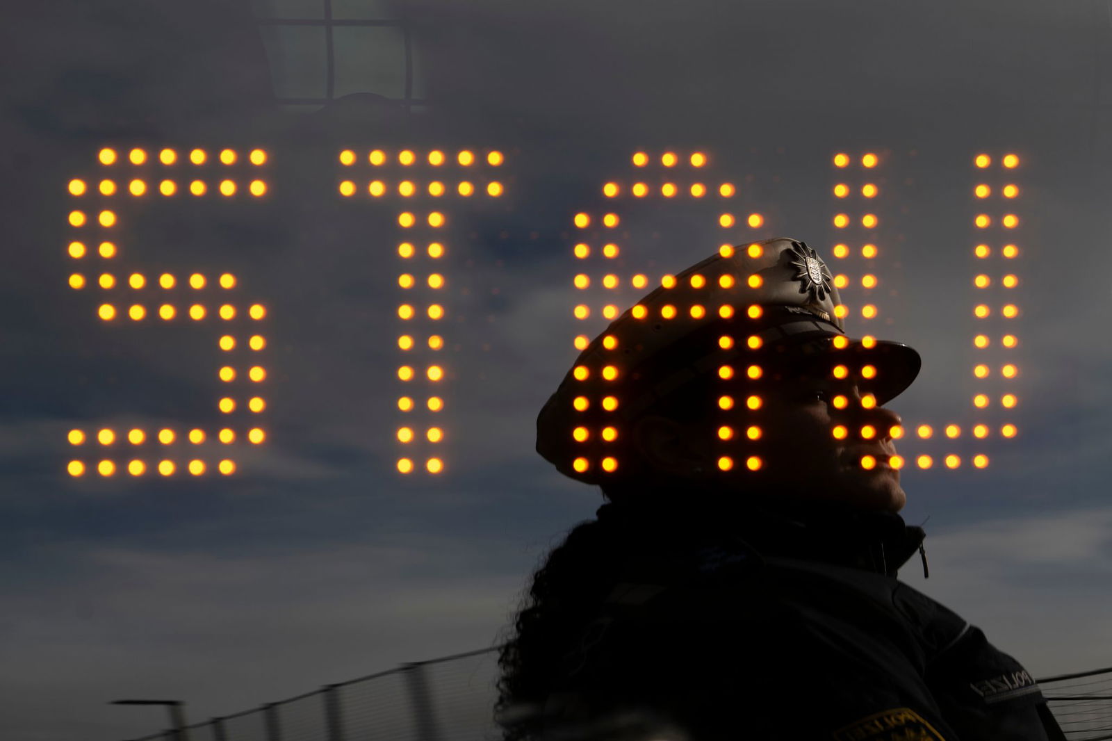 Ein Lastwagen hat auf der A8 Feuer gefangen. (Symbolbild)