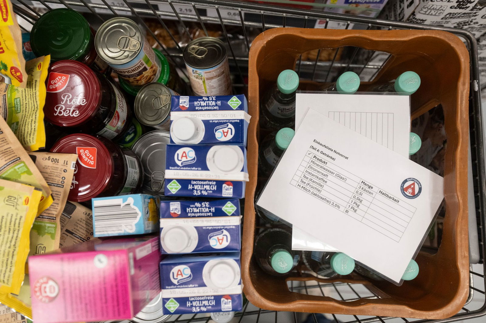 Beim Einkauf für eine vierköpfige Familie landen kiloweise Konserven und literweise Milch im Einkaufswagen.