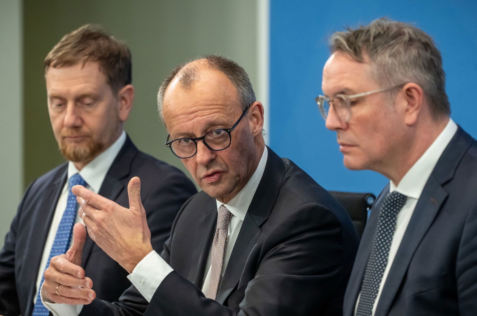 Als Vorsitzender der Ministerpräsidentenkonferenz setzt sich Schweitzer (rechts) für die Kommunen und das Konnexitätsprinzip ein. (Archivbild)