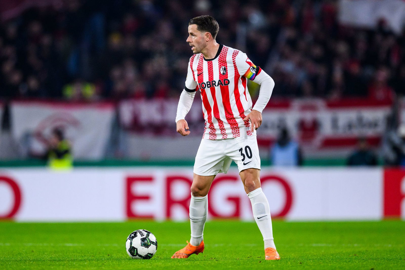 Fokus auf den Fußball: Um sich intensiv mit Themen abseits des Platzes zu befassen, fehlt Christian Günter die Zeit.