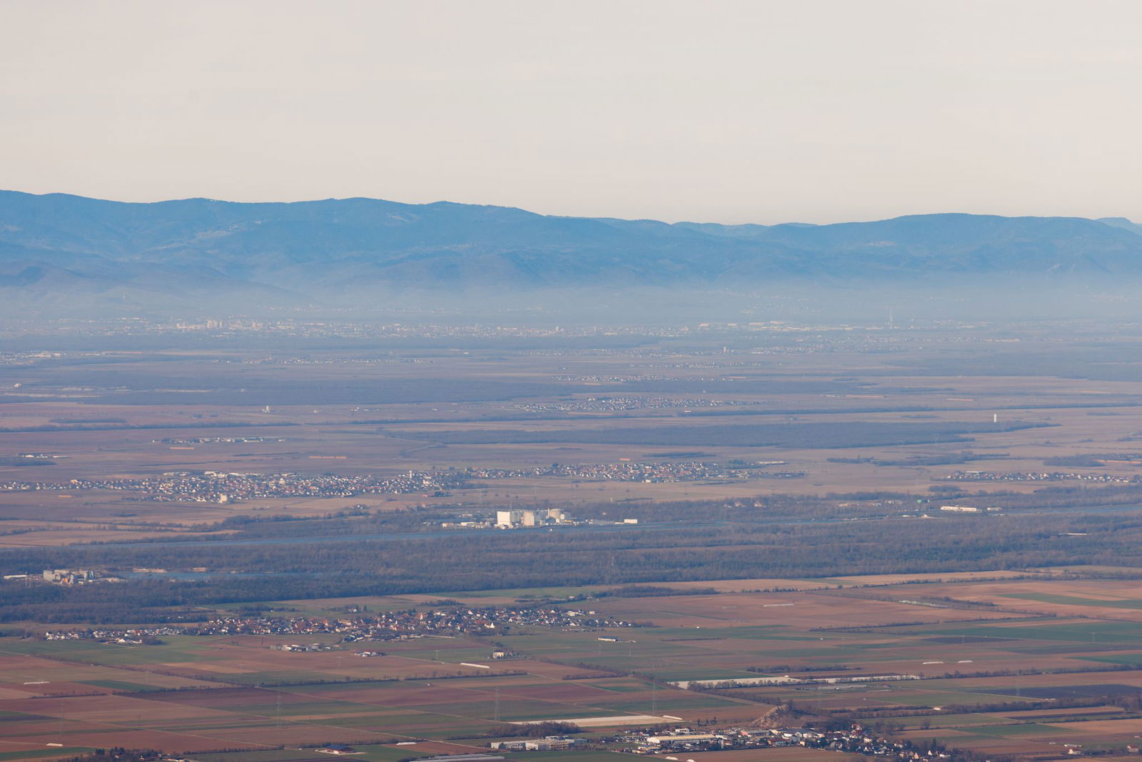 Das Wetter bleibt ungemütlich. Der Deutsche Wetterdienst warnt vor Sturm, Glätte und frostigen Nächten.