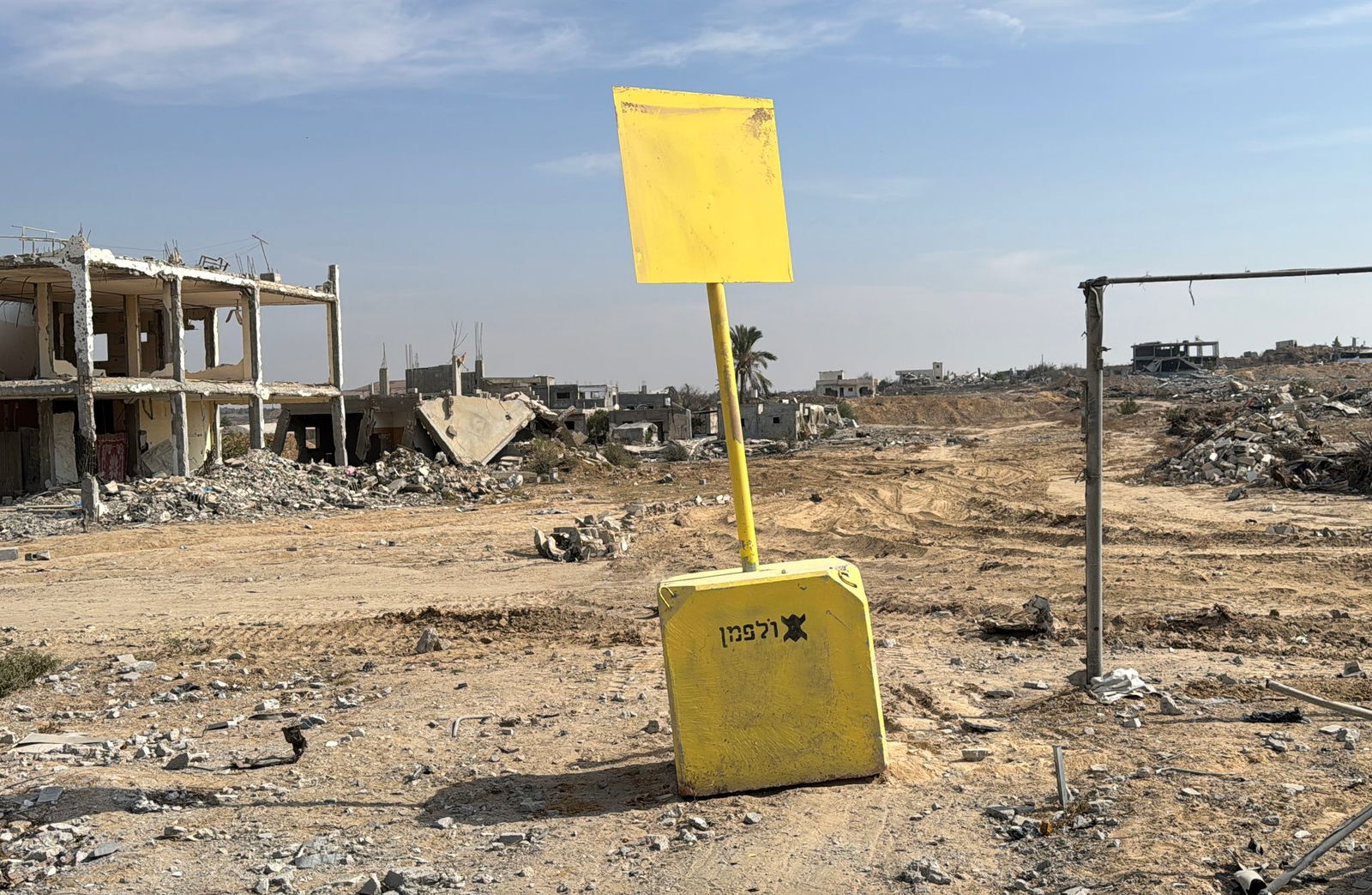 Israels Armee sucht im Umfeld der sogenannten Gelben Linie, die den Gazastreifen in einen von Israels Militär kontrollierten und in einen vom israelischen Militär freien Teil trennt, nach der Geisel-Leiche. 