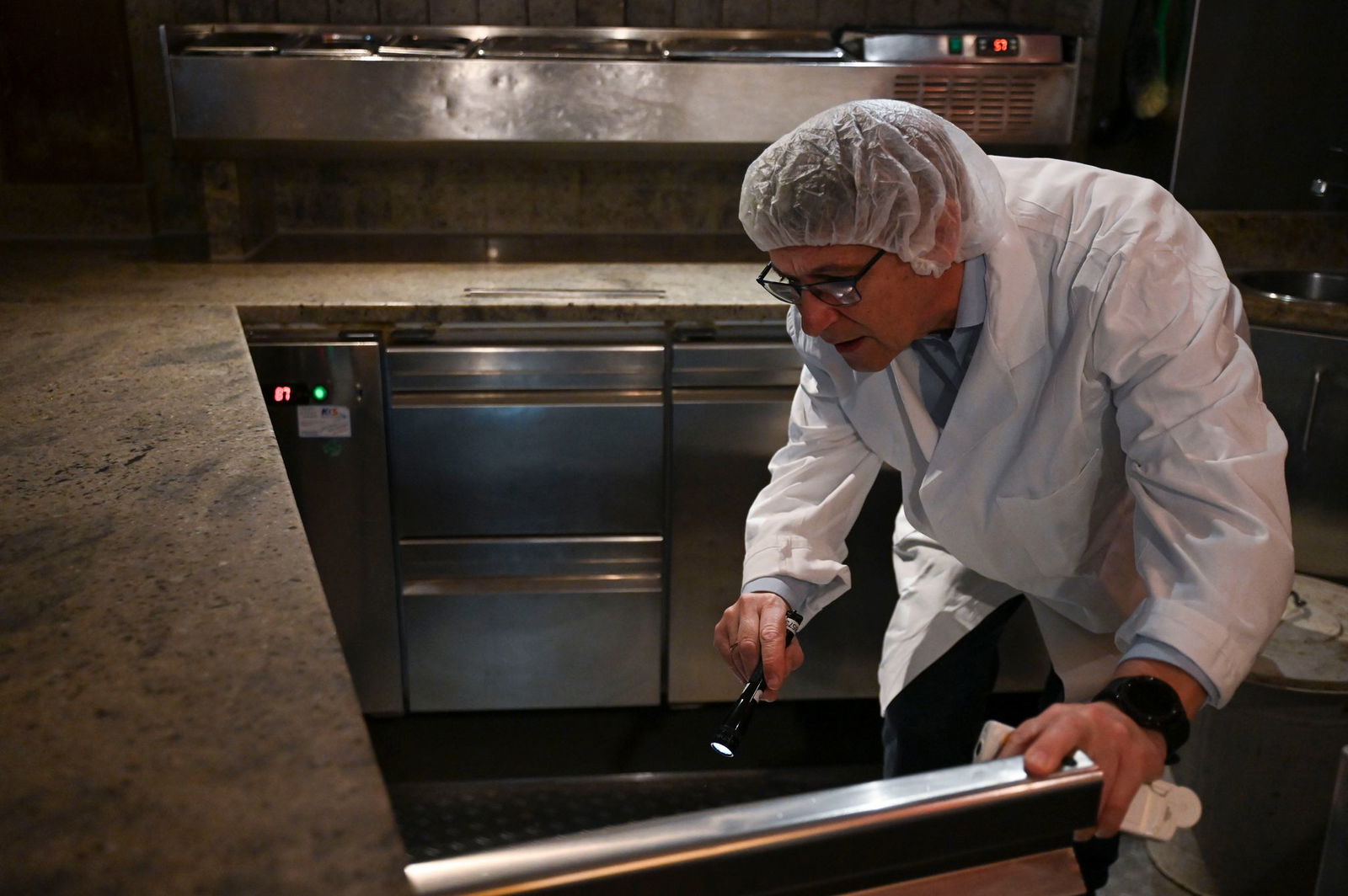 Die Experten von der Lebensmittelkontrolle begutachten jeden Schrank. 