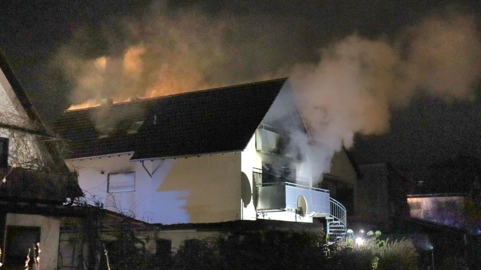 Feuerwehrleute löschen den Brand in einem Einfamilienhaus in Nußloch. 