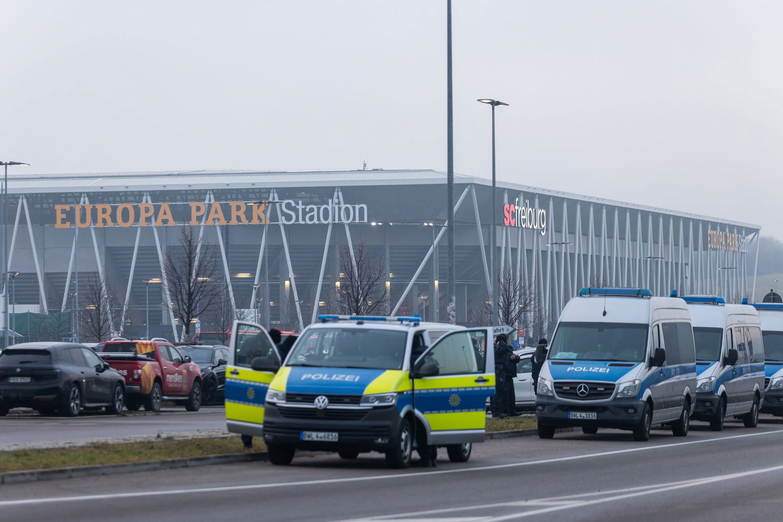 Zahlreiche Polizisten waren rund um die Partie in Freiburg im Einsatz.