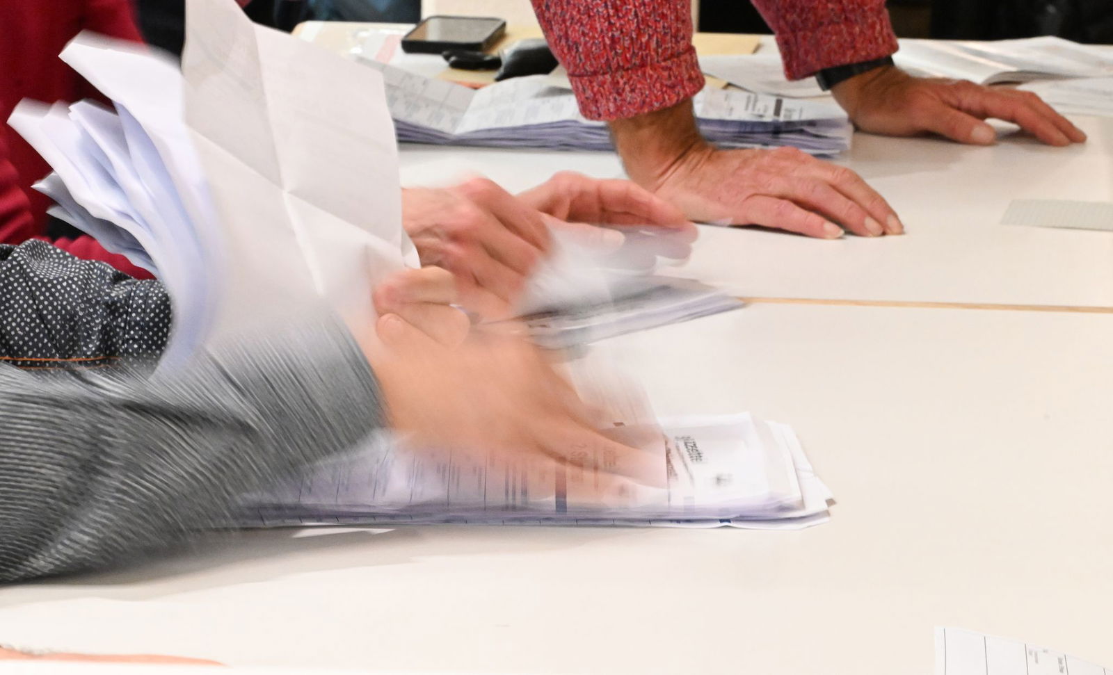 Beim Auszählen von Wahlen werden Stapel gebildet. (Archivbild)