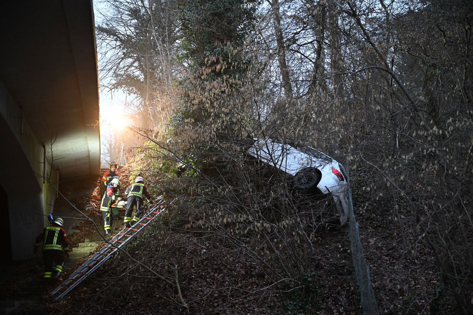 Das Auto landete in unwegsamen Gelände. Damit der Notarzt überhaupt an das Wrack kam, machte die Feuerwehr den Weg frei.