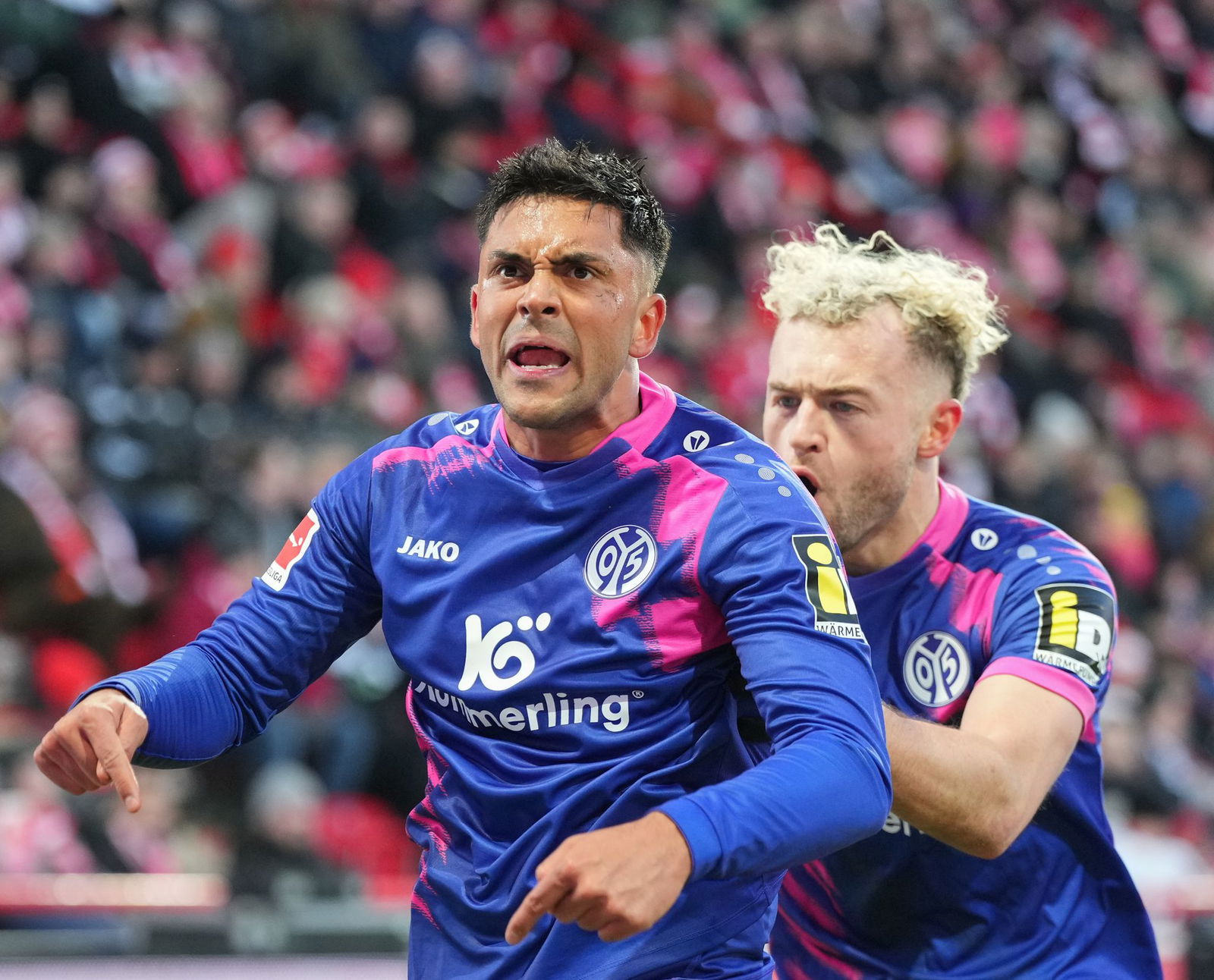 Nadiem Amiri (l.) und Benedict Hollerbach (r.) bejubeln den Mainzer Führungstreffer. 