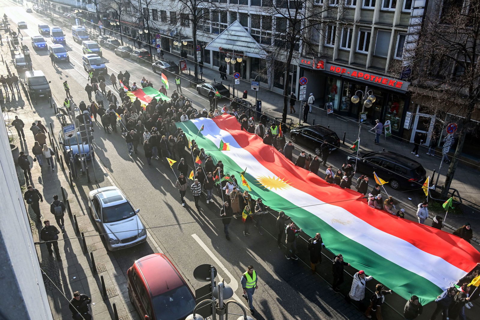 Die Teilnehmer trugen die kurdische Fahne durch die Stadt. 