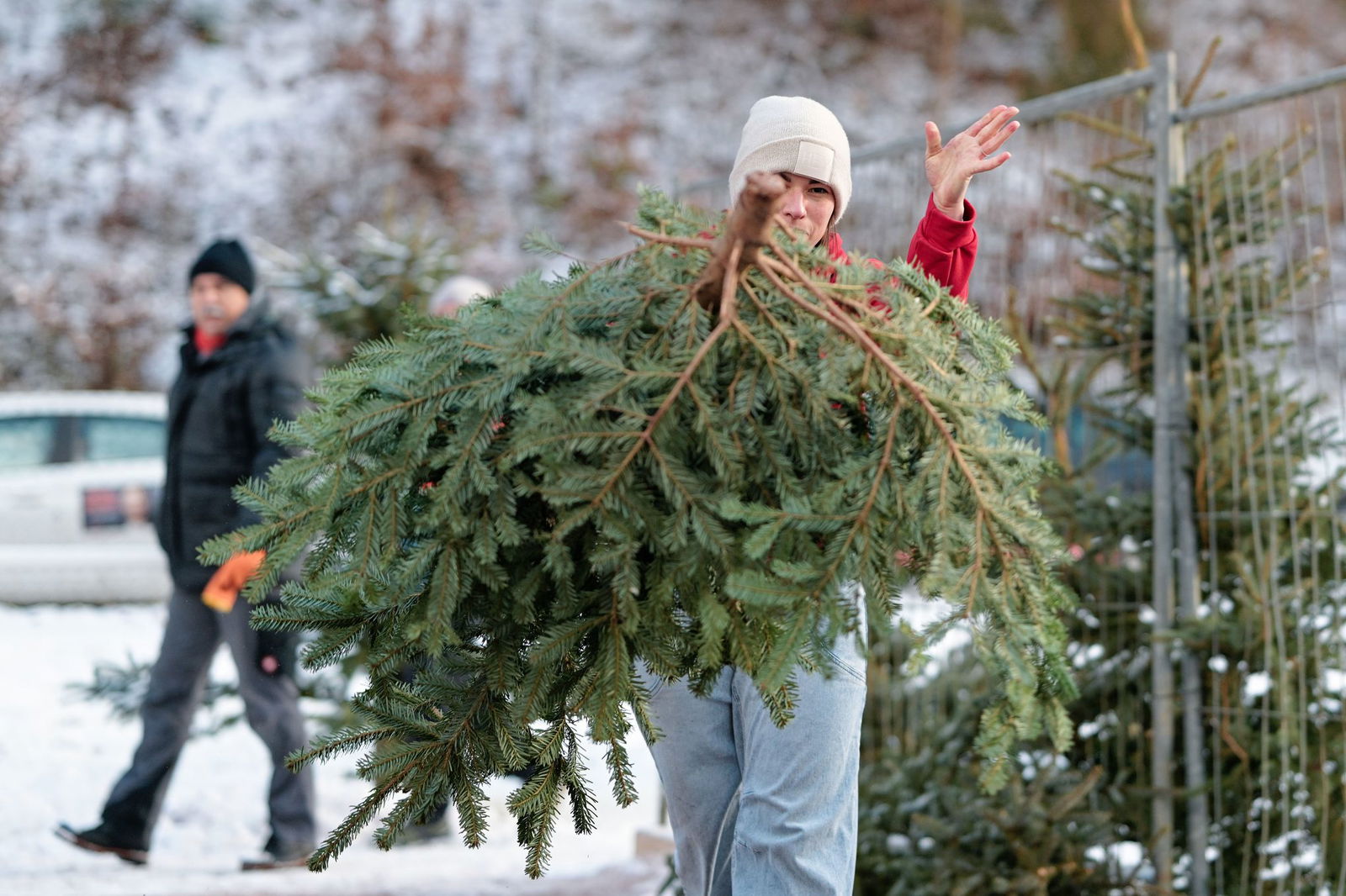Eine Teilnehmerin wirft einen Tannenbaum.