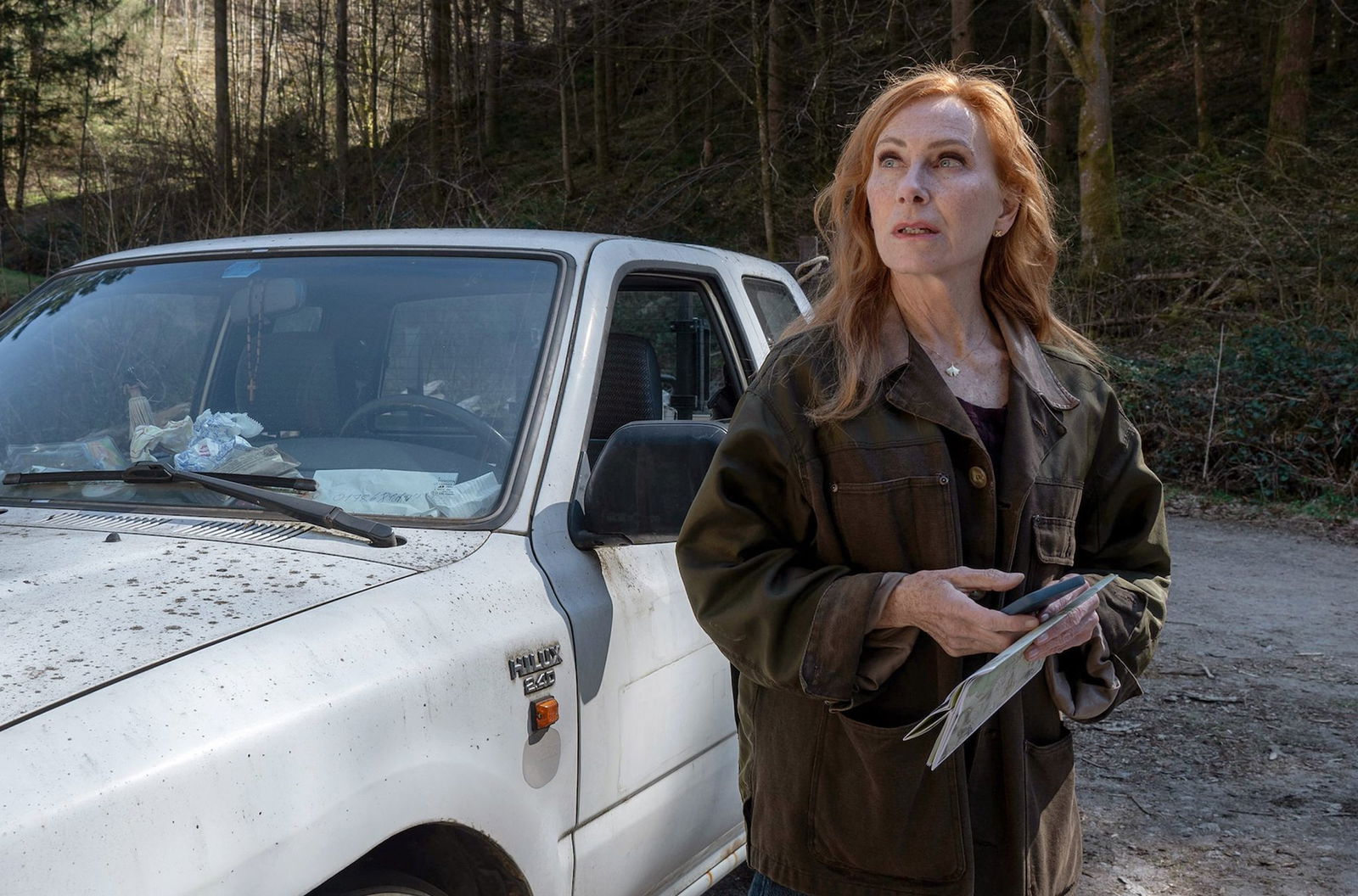 Lou Caspari (Andrea Sawatzki) unterstützt einen Freund, dessen Frau seit einem Gang in den Wald vermisst wird, hier in einer Szene des Krimis «Die Verteidigerin: Der Fall Nicola».