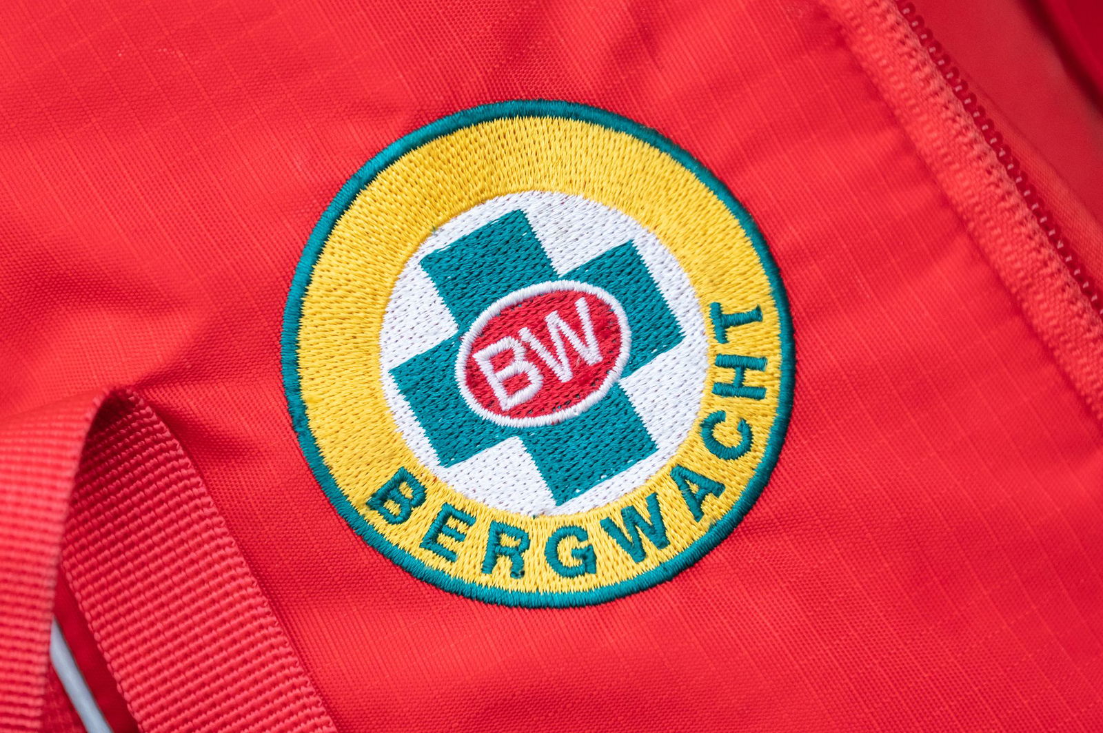 Mit der Hilfe der Bergwacht wird ein 13-jähriges Mädchen nach einem Sturz gerettet. (Symbolbild)