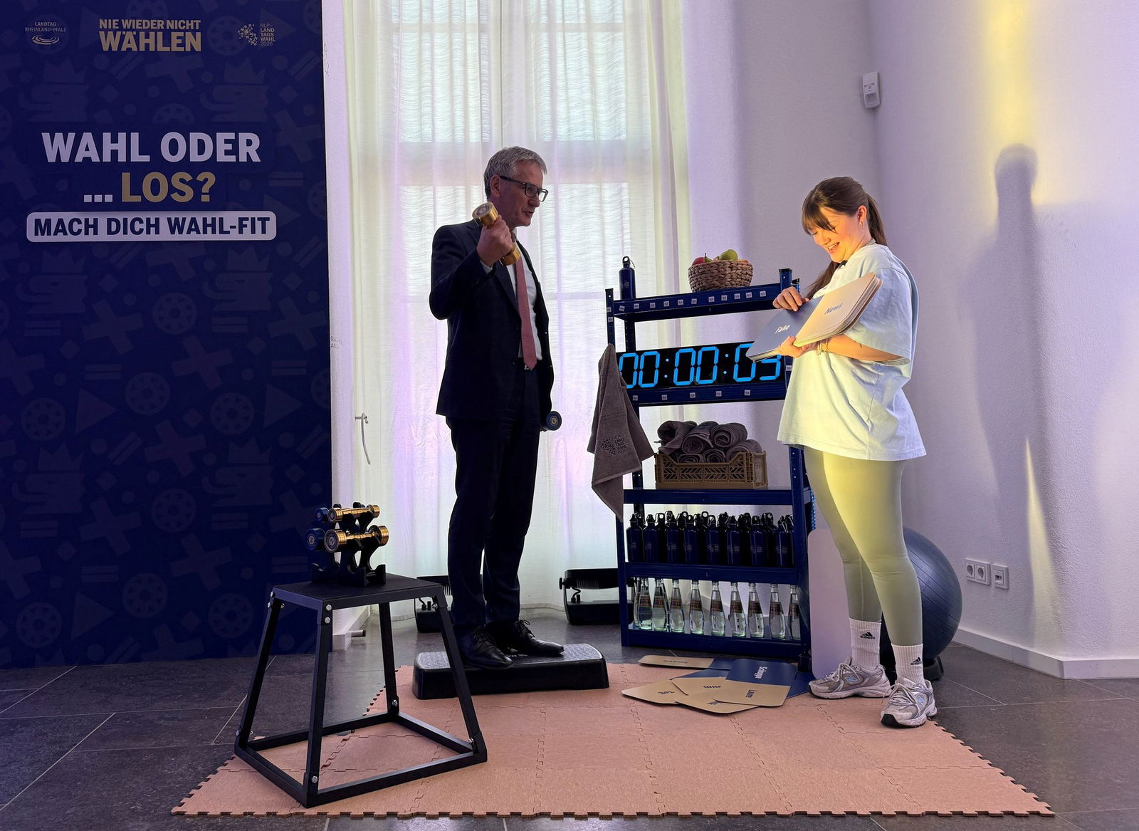 Landtagspräsident Hendrik Hering wirbt im «Wahl-Gym» für die Stimmabgabe bei der Landtagswahl am 22. März. 