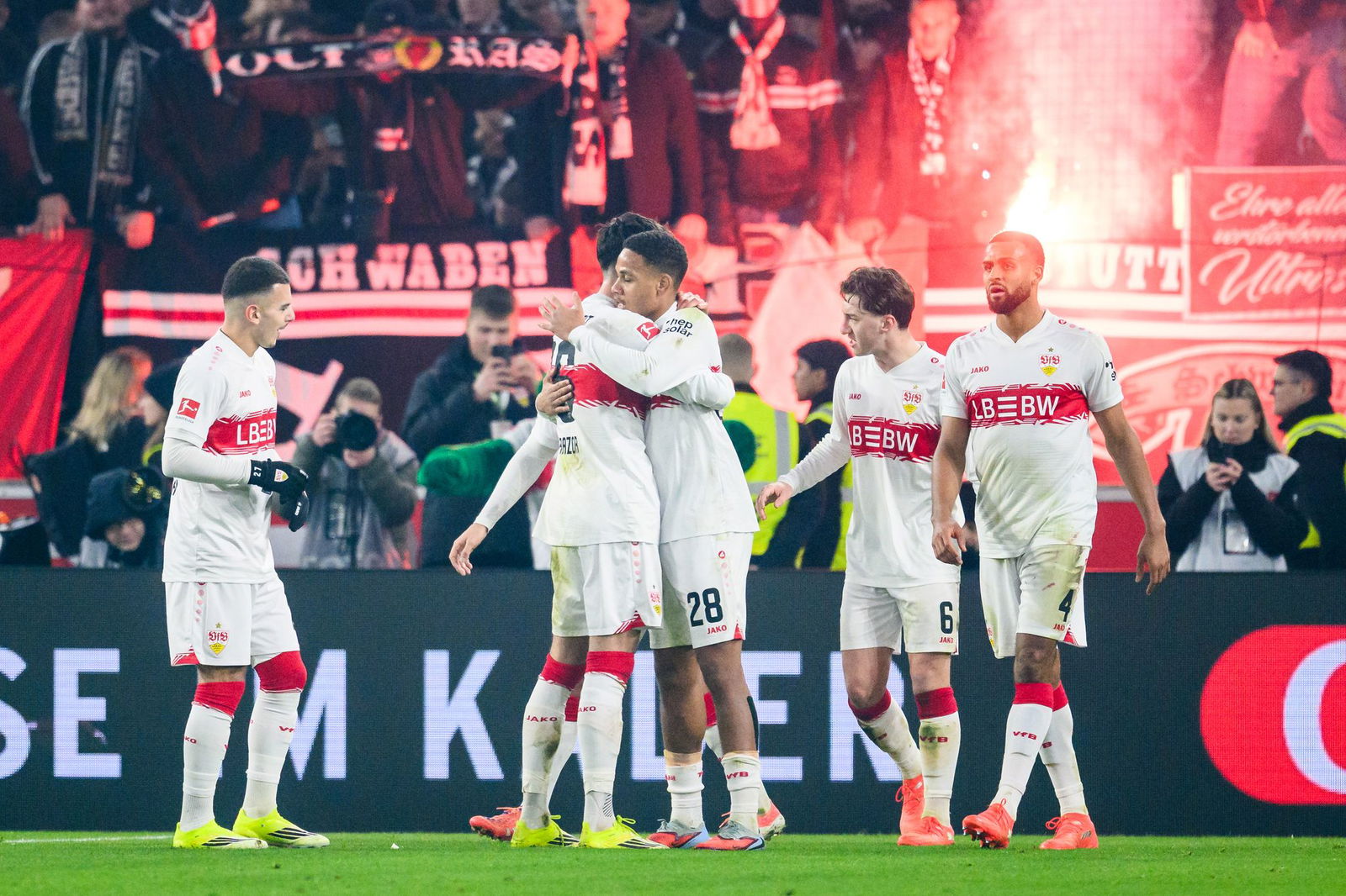 Später Stuttgarter Siegtorschütze: Nikolas Nartey (M.).