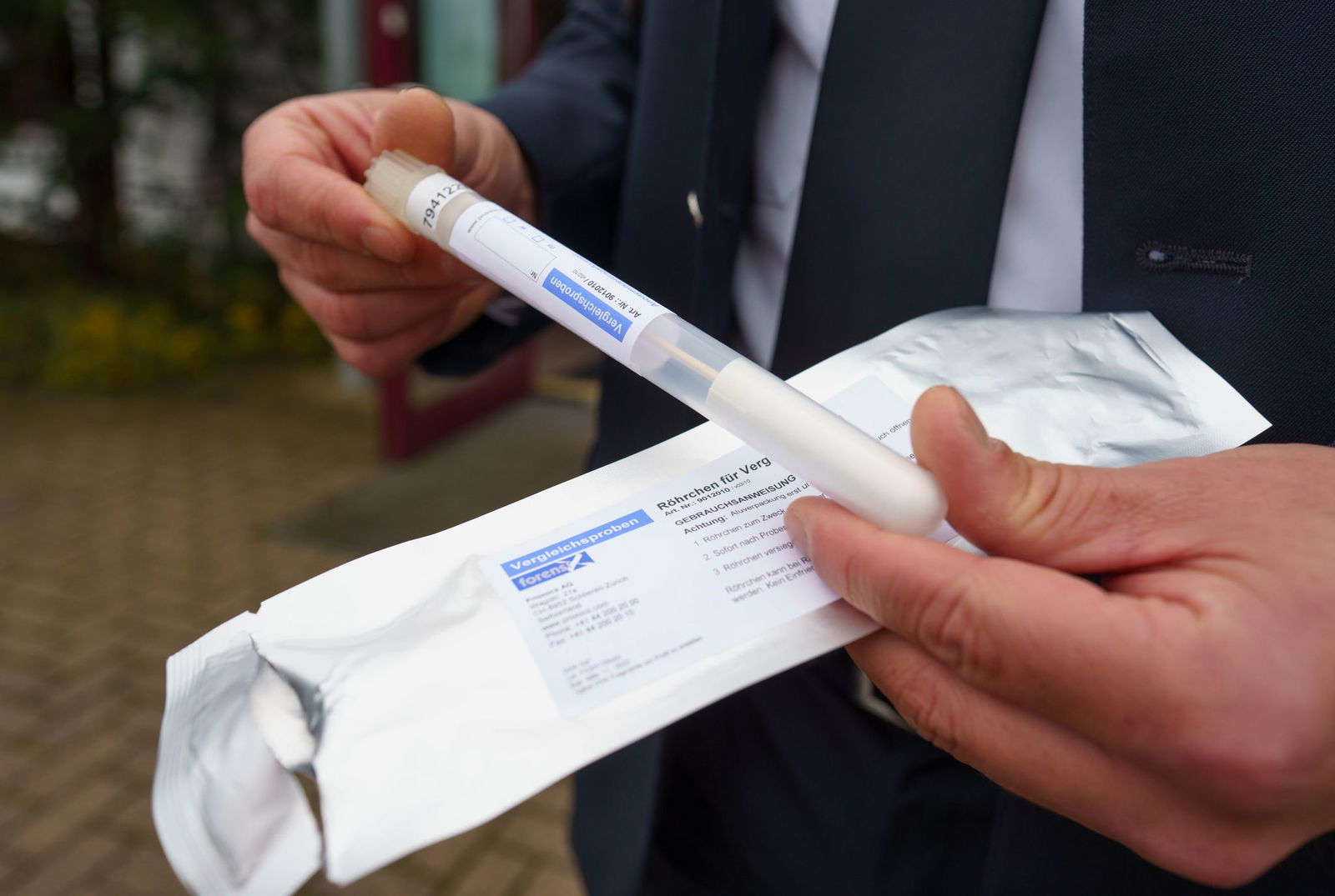 Die Polizei entnimmt freiwillige Speichelproben. (Symbolbild)