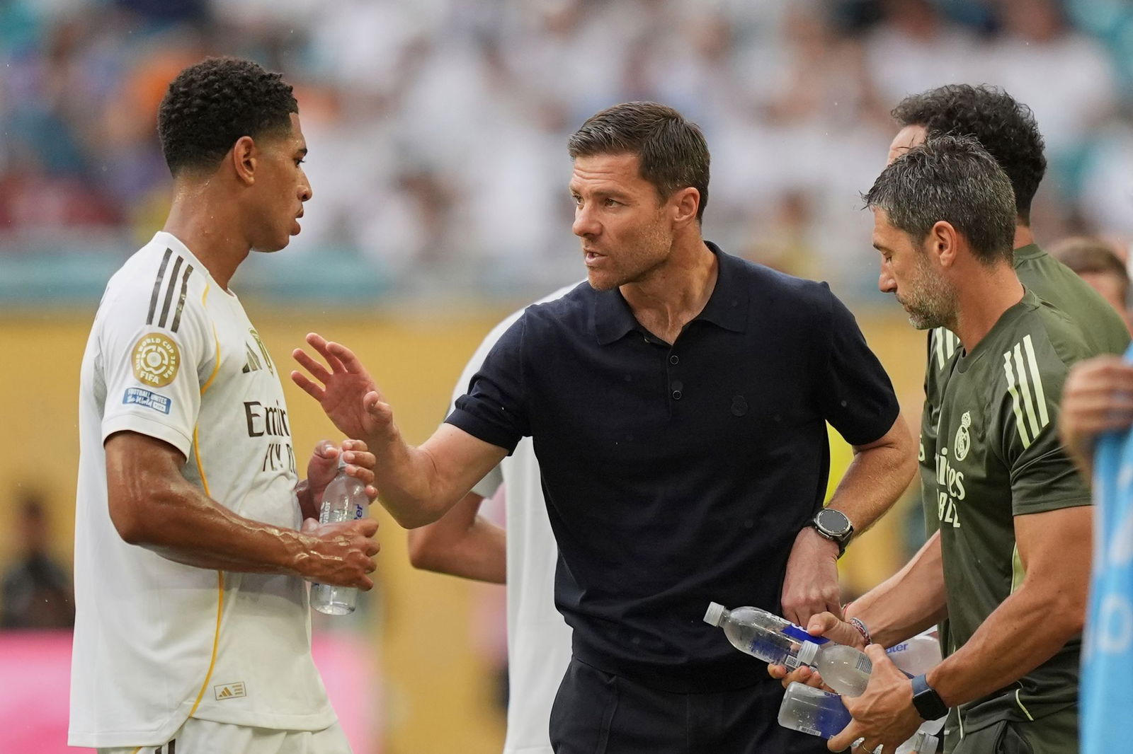 Bellingham (l) wehrt sich nach Kritik rund um das Aus von Ex-Coach Alonso (M). (Archivbild)