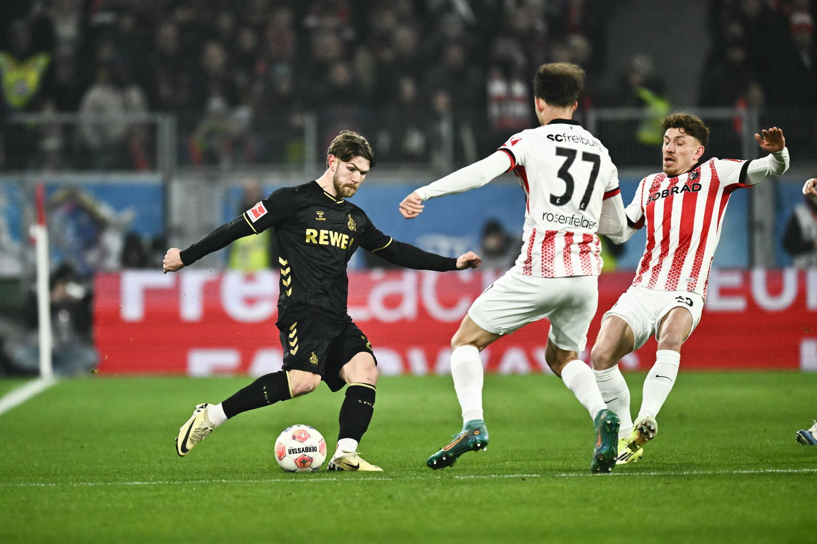 Traf unglücklich ins eigene Tor: SC-Verteidiger Max Rosenfelder (M.).