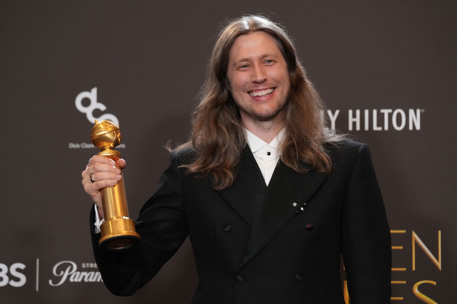 Ludwig Göransson freut sich über den Golden Globe für die beste Filmmusik. 